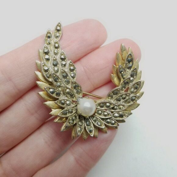 Vintage Rhinestone Swag Shape Brooch, Gold Tone Faux Pearl Sparkle, Retro Estate - Picture 2 of 6